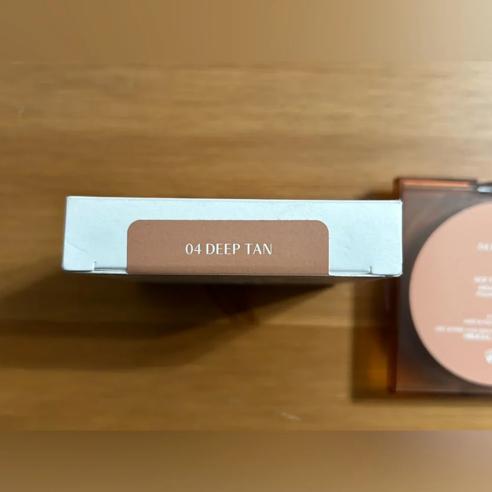 Huda Beauty GloWish Soft Radiance Bronzing Powder in deep tan 04